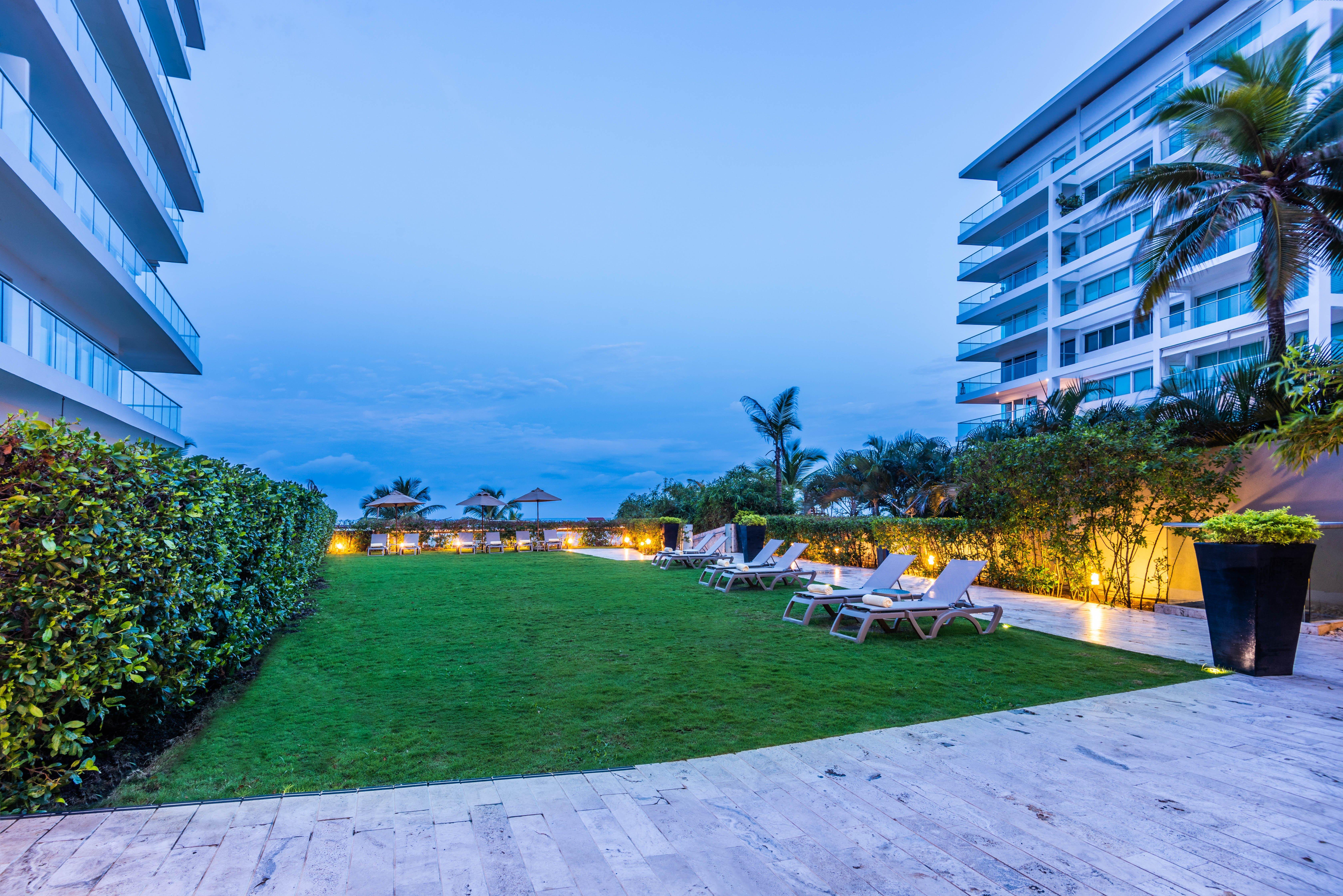 Holiday Inn Cartagena Morros By Ihg Eksteriør bilde The lawn at the W South Beach