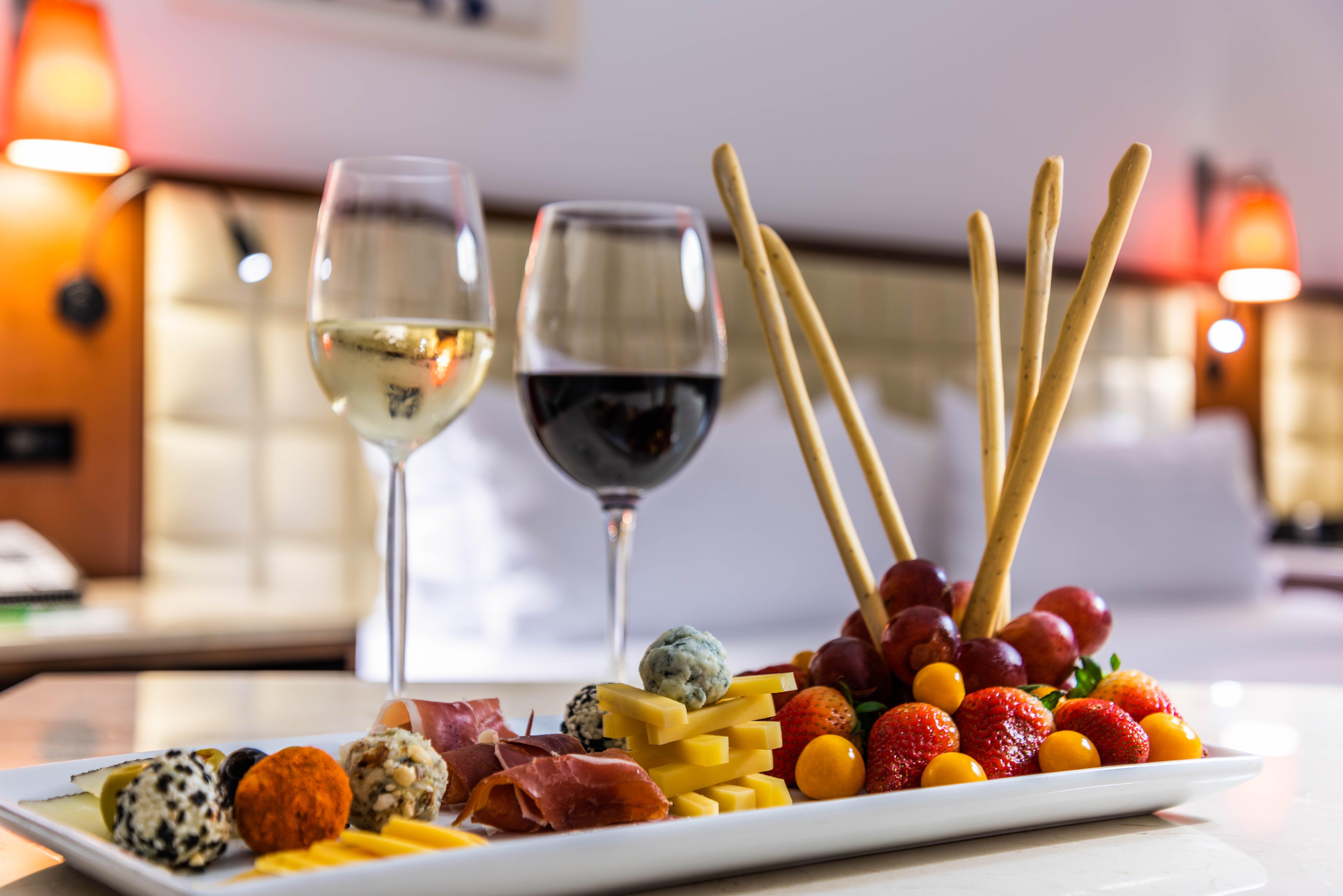 Holiday Inn Cartagena Morros By Ihg Eksteriør bilde A cheese platter with wine