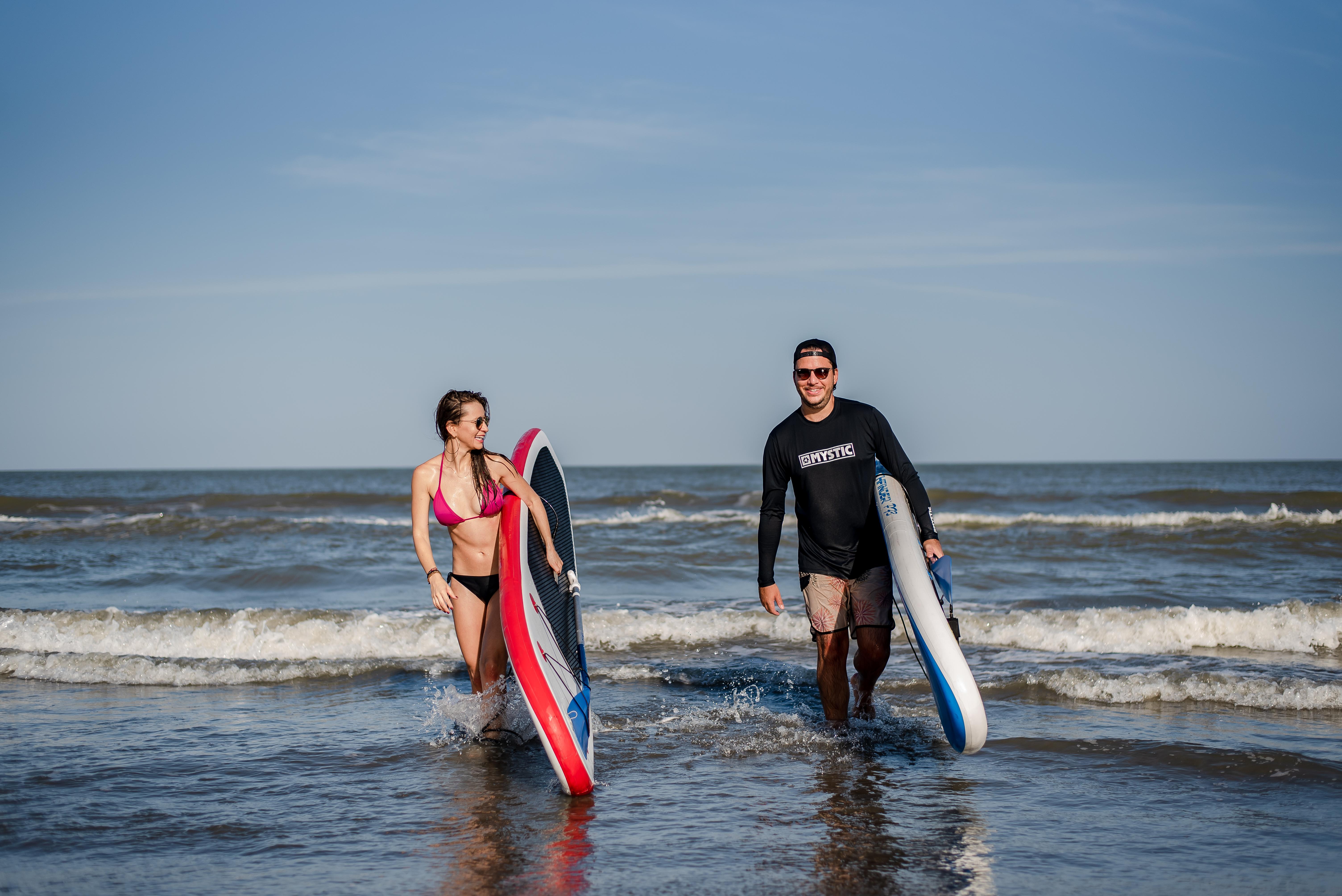 Holiday Inn Cartagena Morros By Ihg Eksteriør bilde Surfers at the beach